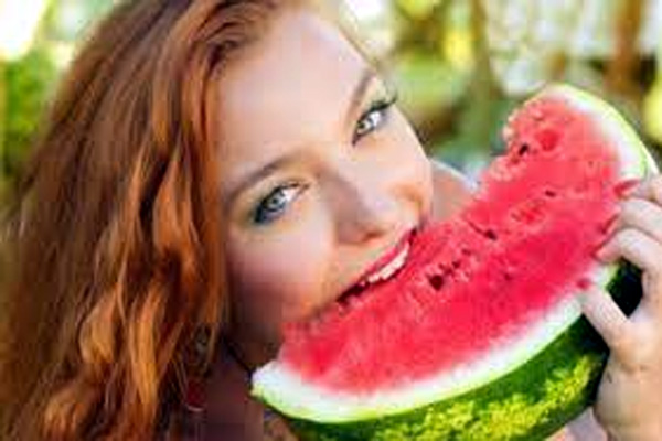 गर्मियों में खाते है तरबूज तो जाने कुछ खास बाते…. Watermelon in summer is very beneficial for health. Since watermelon contains 92 percent water, it is very much preferred to eat it in summer.