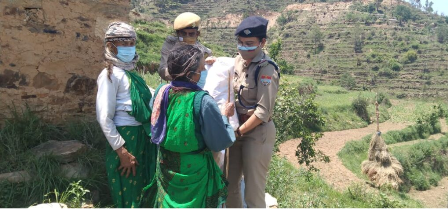 थलीसैण गढ़वाल के वरिष्ठ पुलिस अधीक्षक महोदया नें पुलिस की ओर से गरीबों को बांटे राशन किट Senior Superintendent of Police of Thalisain Garhwal distributed ration kits to the poor on behalf of the police