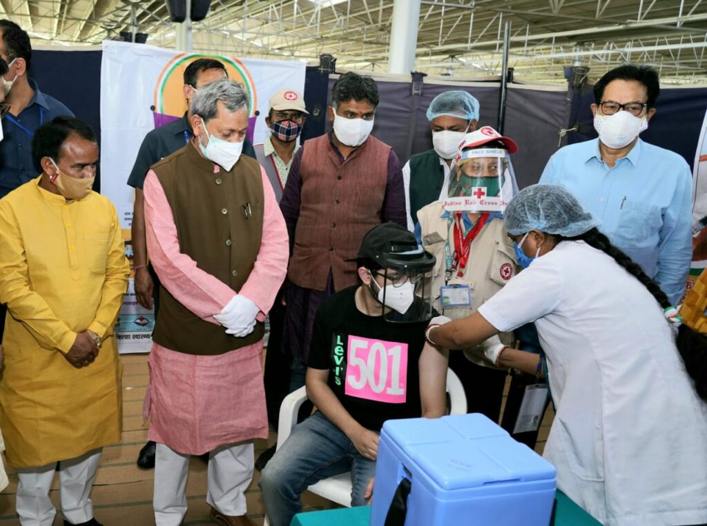 प्रदेश में न्याय पंचायत स्तर तक हो कोविड टीकाकरण अभियान की व्यवस्था- मुख्यमंत्री तीरथ सिंह रावत Chief Minister Mr. Tirath Singh Rawat duly launched the vaccination campaign for 18 to 44 years old people at Radha Swami Satsang Nyas