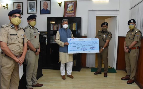 डीजीपी श्री अशोक कुमार ने मुख्यमंत्री राहत कोष में दिए 85 लाख 95 हजार 350 रुपए In view of Kovid-19, DGP Mr. Ashok Kumar has given a check of 85 lakh 95 thousand 350 rupees for Chief Minister Relief Fund.