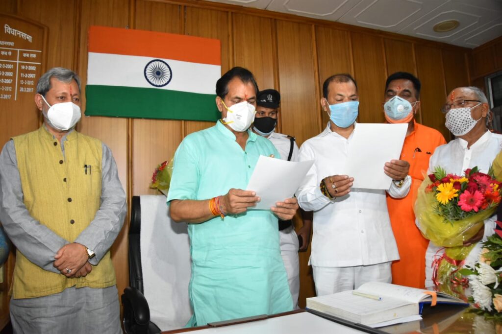 मुख्यमंत्री तीरथ सिंह रावत ने विधानसभा स्थित अपने कार्यालय में की पूजा Chief Minister Tirath Singh Rawat started his government work by offering prayers at his office in the Vidhan Sabha. Mr. Tirath Singh Rawat