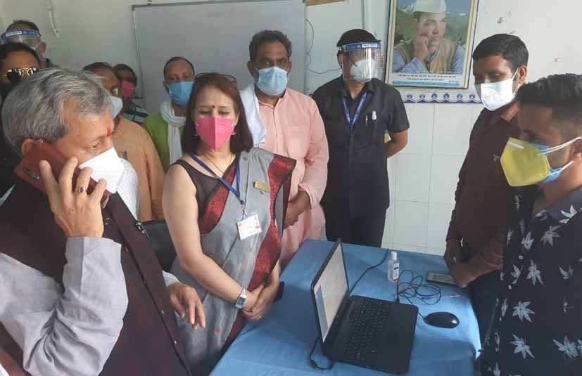 मुख्यमंत्री श्री तीरथ सिंह रावत ने बड़कोट में कोविड केयर सेंटर का निरीक्षण कर विभिन्न व्यवस्थाओं का लिया जायजा Chief Minister Mr. Tirath Singh Rawat inspected the covid Care Center in Barkot on Saturday. On this occasion, he spoke to the officials