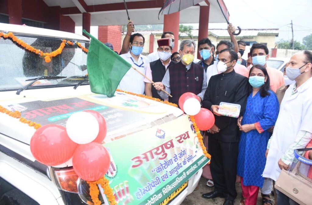 मुख्यमंत्री श्री तीरथ सिंह रावत ने कोविड-19 वाररूम का किया निरीक्षण Chief Minister Tirath Singh Rawat also inspected covid-19 Warroom. From each desk, inquired about the work being done by the desk personnel.
