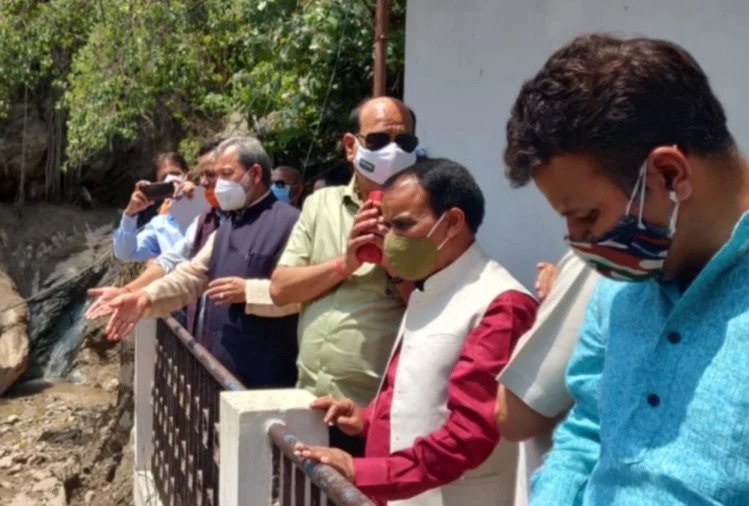 आपदा प्रभावित क्षेत्र देवप्रयाग में पहुंचे मुख्यमंत्री तीरथ सिंह रावत Chief Minister Tirath Singh Rawat reached the spot to take stock of the damage caused by the disaster due to cloudburst. He directed