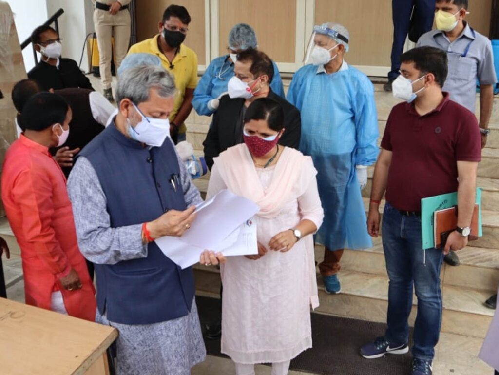 मुख्यमंत्री श्री तीरथ सिंह रावत ने माधवाश्रम कोविड केयर सेंटर व जिला चिकित्सालय का किया निरीक्षण Chief Minister Shri Tirath Singh Rawat inspected Madhavashram covid Care Center and District Hospital at Koteshwar in Rudraprayag district.