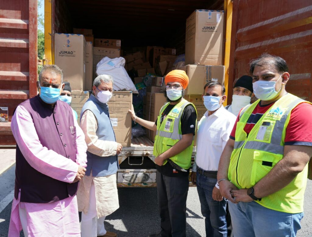 हेमकुंट फाउंडेशन ने 55 ऑक्सीजन कंसेंट्रेटर्स के साथ अन्य कोविड मेडिकल किट, मुख्यमंत्री तीरथ सिंह रावत को किया भेंट On behalf of Sant Nirankari Mandal Dehradun, 40 Oxygen Concentrators were presented to Chief Minister Shri Tirath Singh Rawat ji.