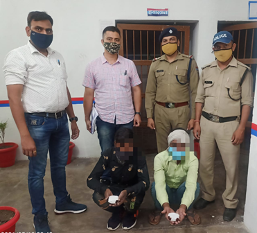 करीब 2 लाख कीमत की अवैध स्मैक के साथ दो व्यक्ति गिरफ्तार, 20.90 ग्राम अवैध स्मैक बरामद Under the direction of Trupti Bhatt, Senior Superintendent of Police, Tehri Garhwal, there is a continuous campaign against illegal alcohol / drugs to curb the trend of increasing intoxication in the district. Accordingly, on Wednesday, the SOG team (CIU) of the Tehri Garhwal Police and the Reti Police