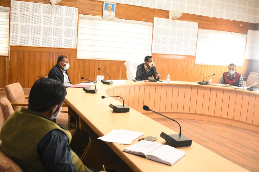 जिलाधिकारी गढ़वाल डा0 विजय कुमार जोगदण्डे ने कोरोना संक्रमण से बचाव एवं रोकथाम हेतु दिए आवश्यक दिशा निर्देश District Magistrate Garhwal Dr. Vijay Kumar Jogande presided over the meeting organized in connection with covid-19