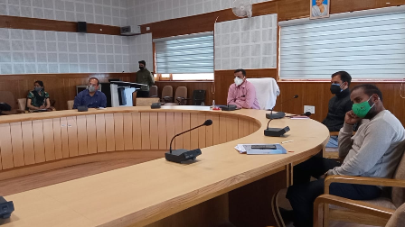 जिलाधिकारी गढ़वाल डॉ. विजय कुमार जोगदण्डे नें जनपद में ऑक्सीजन प्लांट स्थापना के संबंध में की बैठक 100 to 300 LPM Oxygen Generation Plant is to be set up by the Health Department in various Community Health and Primary Health Centers of the district.