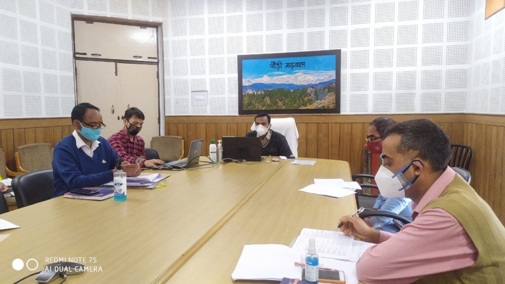 जिलाधिकारी गढ़वाल डा0 विजय कुमार जोगदण्डे ने वीर चन्द्र सिह गढ़वाली पर्यटन स्वरोजगार योजना एवं दीन दयाल उपाध्याय गृह आवास होमस्टे योजना को लेकर की बैठक District Magistrate Garhwal Dr. Vijay Kumar Jogande today held a meeting of the Veer Chandra Singh Garhwali Tourism Self-Employment Scheme
