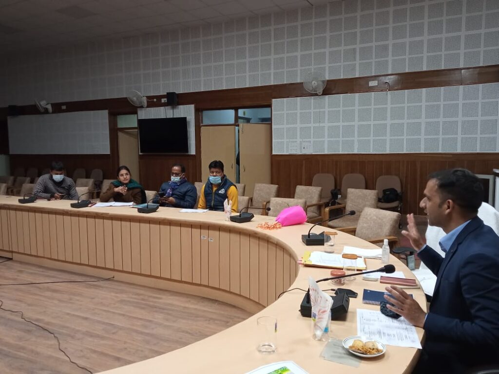 मुख्य विकास अधिकारी श्री आशीष भटगाई की अध्यक्षता में जनपद पौड़ी गढ़वाल में आइवर मैक्टिन की दवा के वितरण को लेकर आयोजित हुई बैठक A meeting was chaired by Chief Development Officer Shri Ashish Bhatgai to chalk out a strategy to ensure the system of distribution