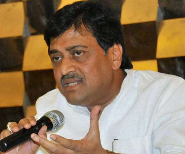 कांग्रेस नेता अशोक चव्हाण ने भाजपा के इस मंत्री की तारीफ की, बोले- गलत पार्टी में सही व्यक्ति Congress leader Ashok Chavan has praised BJP's Union Minister and BJP's strongman Nitin Gadkari. Yes this is the first time