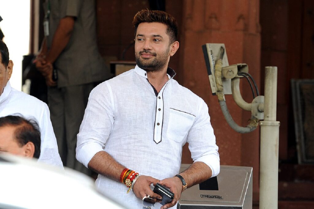 चिराग पासवान में दिखे कोरोना के लक्षण, आरटीपीसीआर टेस्ट के बाद संपर्क में आए लोगों से की सावधानी की अपील Jamui MP and LJP National President Chirag Paswan has got his RTPCR test done after showing early signs of corona.