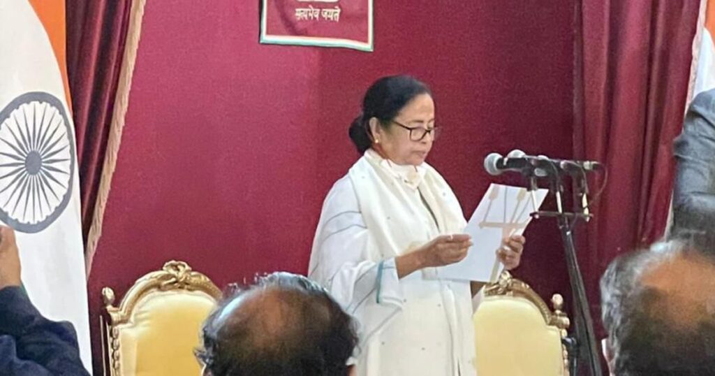लगातार तीसरी बार मुख्यमंत्री बनीं ममता बनर्जी, शपथ लेते ही बोली- हिंसा बर्दाश्त नही In the West Bengal assembly elections, the Trinamool Congress won a landslide victory under the leadership of Mamata Banerjee.