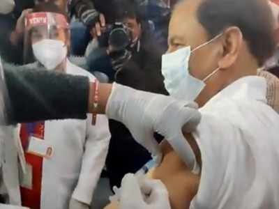 नोएडा और ग्रेटर नोएडा में ड्राइव इन वैक्सीनेशन सेंटर की हुई शुरूआत In Uttar Pradesh's Noida and Greater Noida city, a new initiative of vaccination has been done, under which you can now get corona