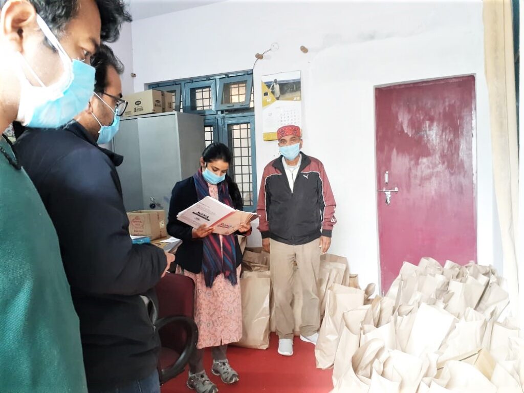 चमोली: जिले में शुरू हुआ घर-घर आइरवमेक्टिन दवा का वितरण All-round efforts are underway to deal with the corona virus crisis. In Chamoli district, on the one hand, the work of vaccination
