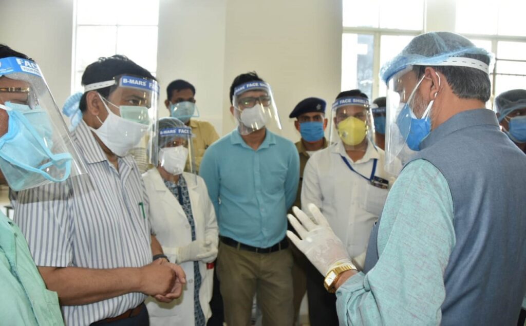 मुख्यमंत्री श्री तीरथ सिंह रावत ने रायपुर स्टेडियम स्थित कोविड केयर सेन्टर का किया निरीक्षण Chief Minister Shri Tirath Singh Rawat inspected the covid Care Center located at Raipur Stadium today. During this time, the Chief Minister