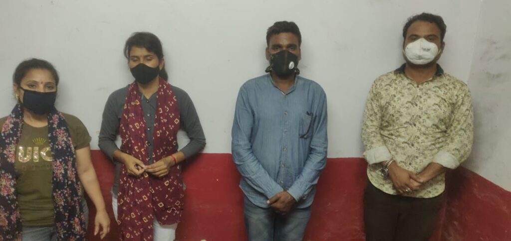 नांगलोई थाना पुलिस ने जबरन वसूली करने वाले गिरोह का किया पर्दाफाश New Delhi, 16 May. Nangloi police station has uncovered a gang of extortionists who used to call themselves SDM office staff. Two women