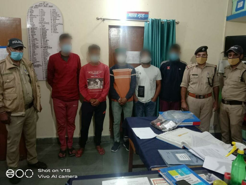 जुआ खेलने वालों के खिलाफ टिहरी पुलिस की बड़ी कार्यवाही, 5 जुआरी गिरफ्तार In the Tehri Garhwal district, the police station has carried out a major action under the direction of Mrs. Trupti Bhatt,