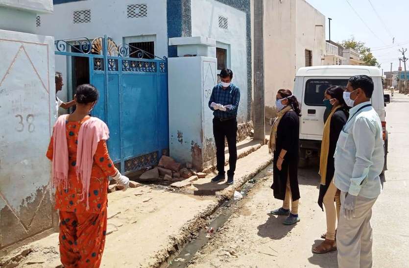 नगरीय क्षेत्र के प्रथम चरण डोर टू डोर सर्वे का कार्य पूर्ण The first phase of door-to-door survey has been completed under the campaign with an aim to reduce the spread of Kovid-19 infection