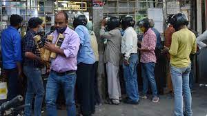 नोएडा में शराब की दुकानों पर सोशल डिस्टेंसिंग का पालन नहीं करने पर 21 लोगों पर FIR
