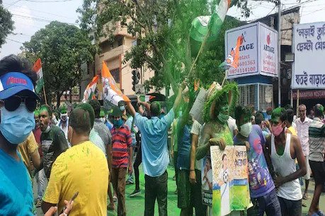 चुनाव आयोग के आदेश की अवहेलना, भारी संख्या में जीत का जश्न मना रहे टीएमसी कार्यकर्ता