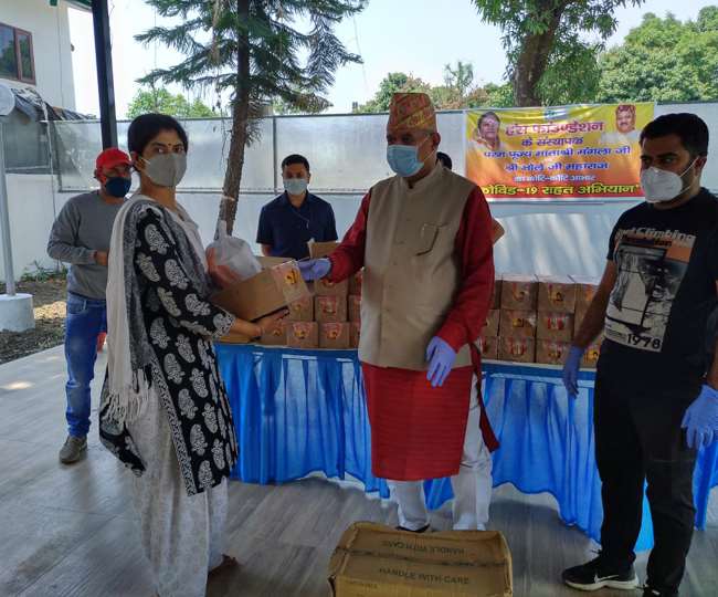हंस फाउंडेशन के सहयोग से कैबिनेट मंत्री गणेश जोशी ने बांटे आक्सीमीटर एवं थर्मामीटर In collaboration with Mata Mangala and Bhole Maharaj, founders of Hans Foundation, distributed electrometers and thermometers in 15 Gram
