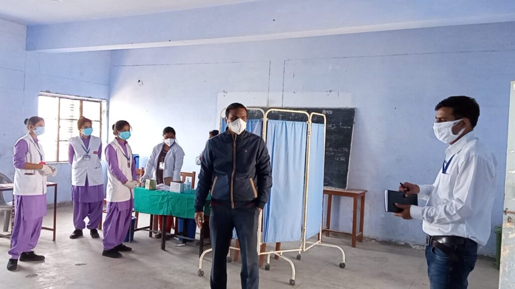 जिलाधिकारी गढ़वाल डॉ. विजय कुमार जोगदण्डे ने 18 से 44 आयुवर्ग व्यक्तियों हेतु टीकाकरण स्थल जीआईसी पौड़ी का किया स्थलीय निरीक्षण