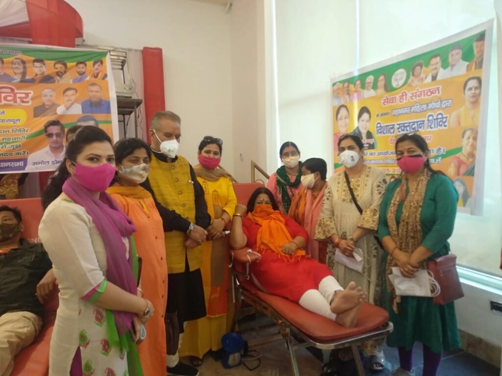 Today, a "huge blood donation camp" was organized by the "Seva Hi Sangathan" Mahila Morcha Mahanagar Dehradun.State President