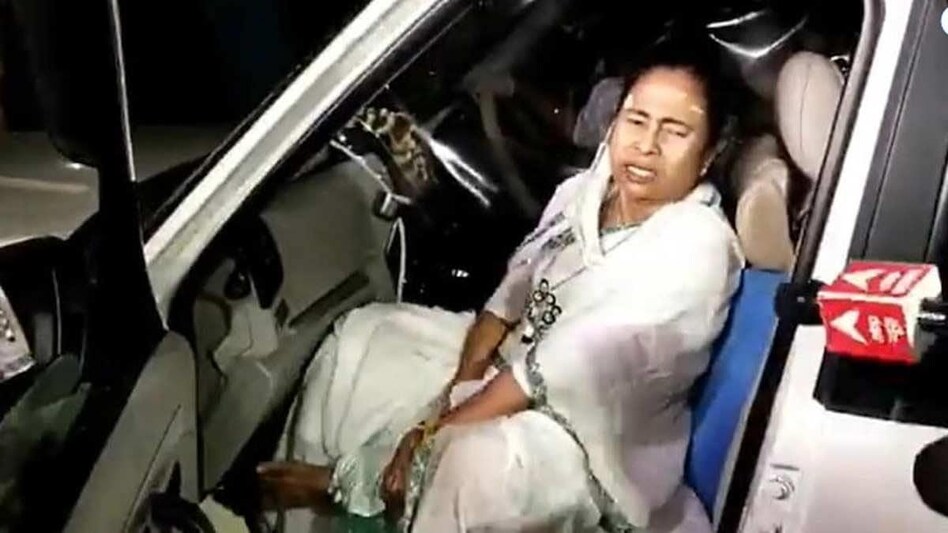 ममता सरकार के मंत्रियों और विधायक को सीबीआई ने किया गिरफ्तार, सीबीआई ऑफिस के बाहर टीमसी समर्थकों का प्रदर्शन The Narda scam cases in West Bengal have once again gained momentum. In the investigation of this case, accused minister Firhad Hakim