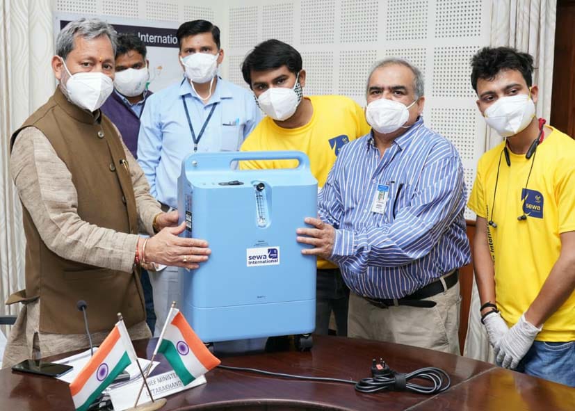 मुख्यमंत्री श्री तीरथ सिंह रावत को सेवा इंटरनेशनल संस्था की ओर से 5 ऑक्सीजन कंसेंट्रेटर्स भेंट