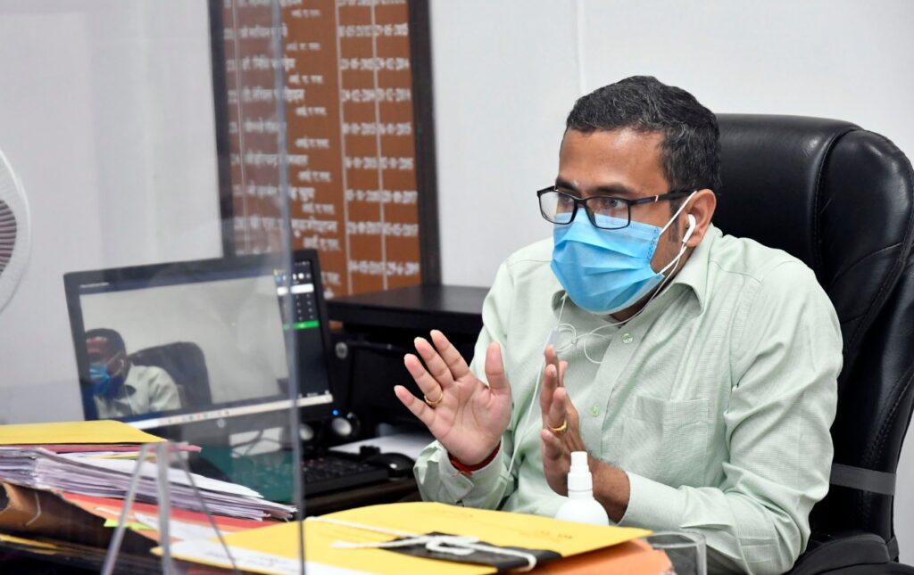 राज्य में शीघ्र करें ऑक्सीजन की आपूर्ति- जिलाधिकारी हरिद्वार श्री सी0 रविशंकर In view of the increase in the cases of covid-19 infection in the district, the demand of oxygen in Kovid-19 hospitals is constantly