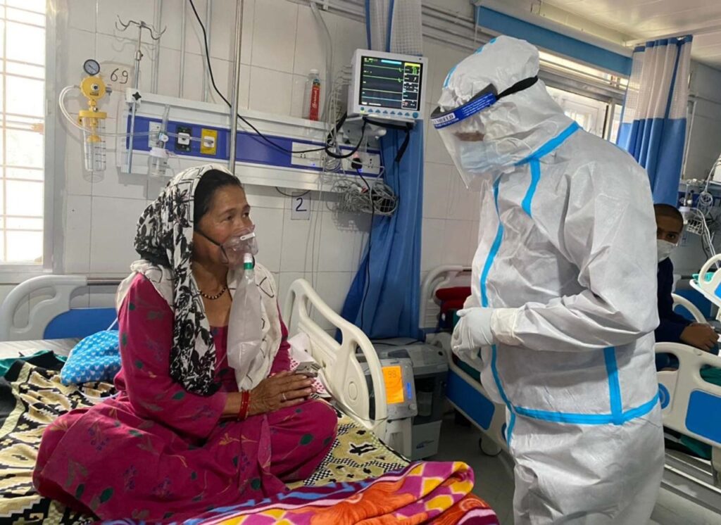मुख्यमंत्री तीरथ सिंह ने पीपीई किट पहनकर कोरोना मरीजों से की मुलाकात Chief Minister Tirath met Corona patients wearing PPE kits. Asked about the corona infected, inspected the District Hospital, Uttarkashi.