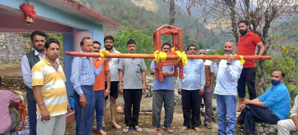 उत्तरकाशी के ग्राम वासी कोरोना काल में भी नहीं भूले अपनी परम्परा Even in the Corona period, the people of the village are sensitive and loyal to their culture and religion even today. On Wednesday