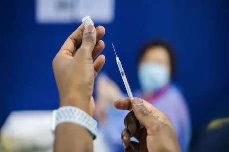 सावधान! सोशल मीडिया पर वैक्सीन सर्टिफिकेट शेयर करना पड़ सकता है महंगा, जाने क्यों While the government is giving out covid vaccination to get rid of Corona, the government has banned sharing of certificates of covid