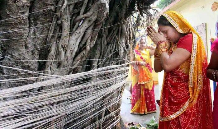 वट सावित्री 2021: 10 जून को वट सावित्री व्रत, जानें शुभ मुहूर्त और पूजा विधि Vat Savitri fast has special significance in Hinduism. This fast is kept for the long life of husband and bright future of children.It