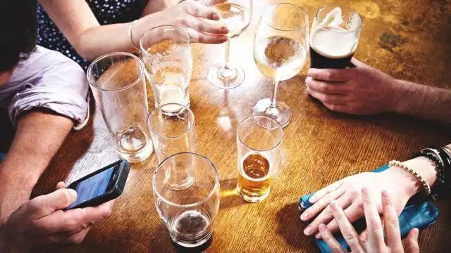 देश के इस राज्य में शराब और बीयर की सबसे ज्यादा है डिमांड, राज्य की आधी महिलाएं जमकर करती है शराब का सेवन Alcohol also remains an issue in the Corona crisis in the country. A state where the demand for alcohol is increasing along
