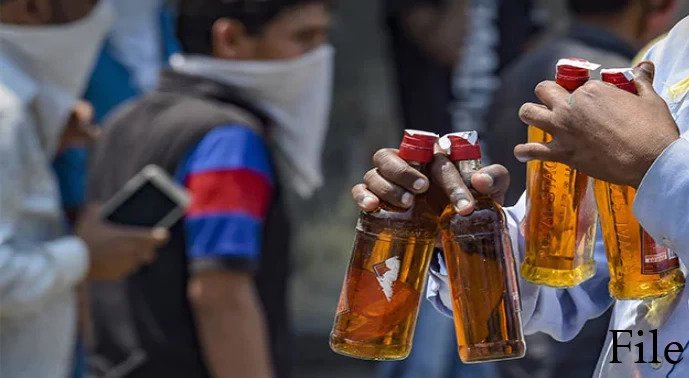 शराब की होम डिलीवरी के पहले दिन ही मिला 4 करोड़ 32 लाख का ऑर्डर, 1 लाख से अधिक लोगों ने रजिस्ट्रेशन किया In the Corona era, while home delivery of things like food is being done to people on one side, now the Chhattisgarh government