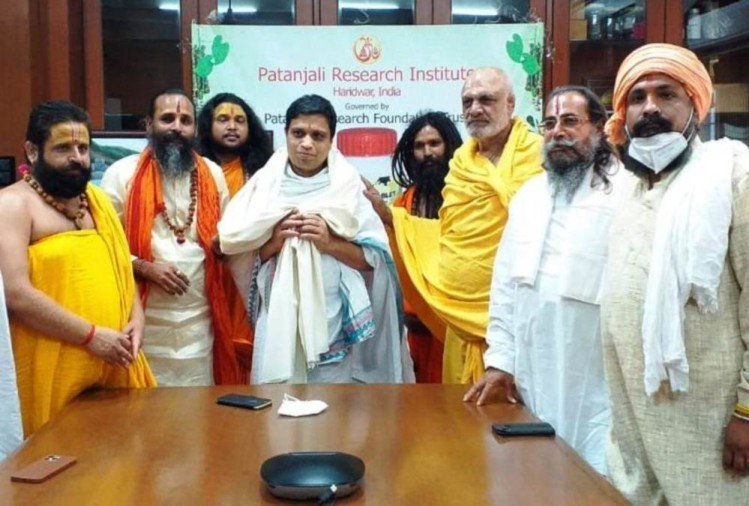 अखिल भारतीय वैष्णव अखाड़ा परिषद के पदाधिकारियों ने आचार्य बालकृष्ण से की मुलाकात Officers of the Akhil Bhartiya Vaishnava Arena Council reached Patanjali Yogpeeth and met Acharya Balakrishna.