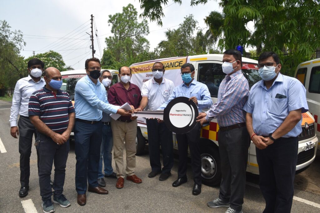 महिन्द्रा एंड महिंद्रा ग्रुप ने जिलाधिकारी श्री रविशंकर को तीन एम्बुलेंस सीएसआर की भेंट