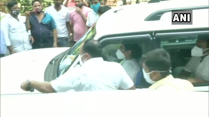 नारदा स्टिंग ऑपरेशन मामला: दो मंत्रियों और विधायक की गिरफ्तारी के बाद सीबीआई दफ्तर पहुंची सीएम ममता बनर्जी