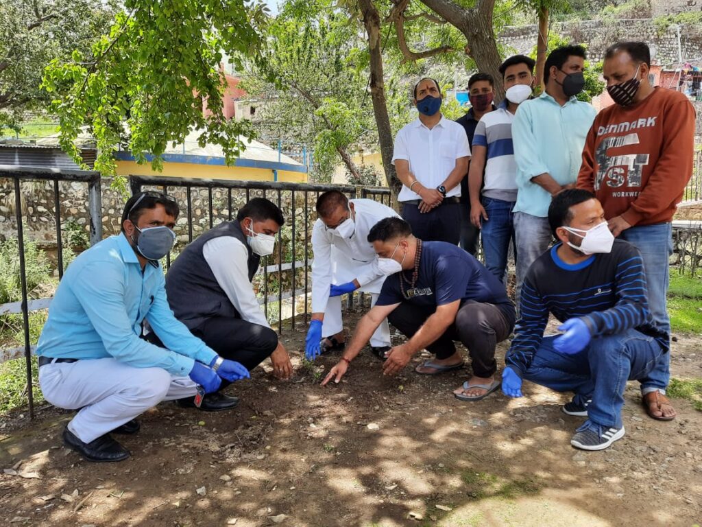 पर्यावरणविद् सुंदरलाल बहुगुणा की अस्थि कलश नई टिहरी ठक्कर बापा छात्रावास पहुंचने पर लोगों ने दी भावभीनी श्रद्धांजलि On arriving at New Tehri Thakkar Bapa hostel, the ashes of environmentalist Sundarlal Bahuguna, people paid him a warm tribute. Nature lover