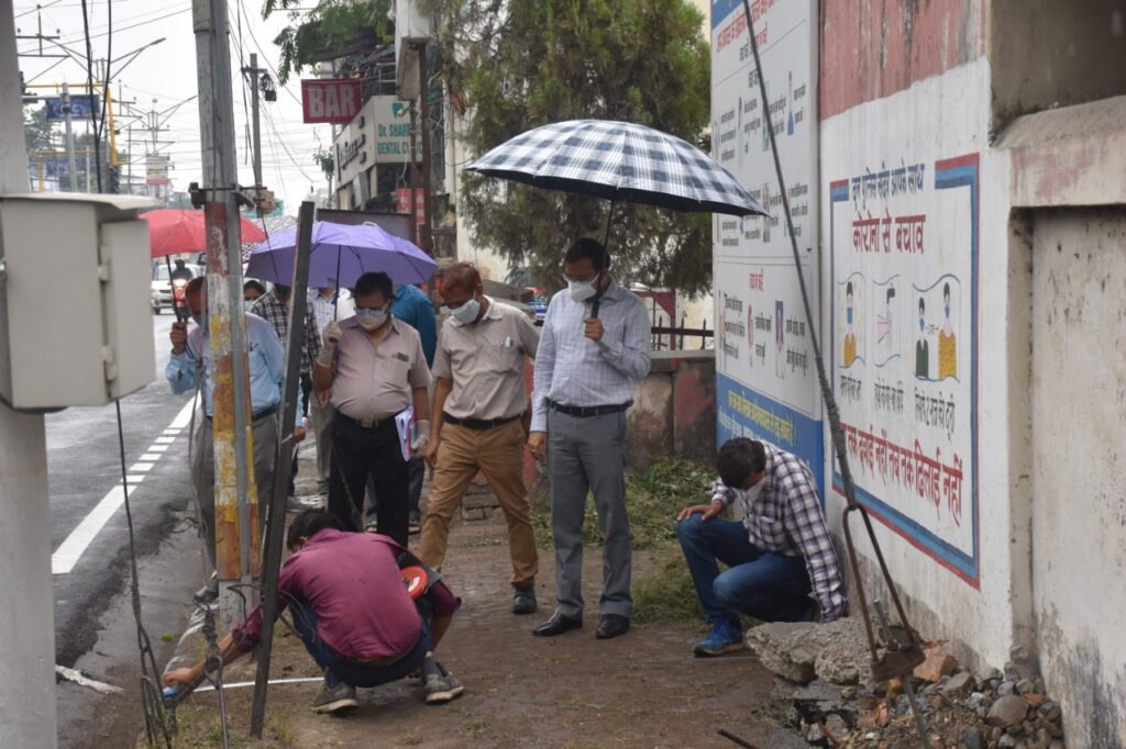 देहरादून स्मार्ट सिटी लिमिटेड के अंतर्गत मुख्य कार्यकारी अधिकारी डॉ आशीष कुमार श्रीवास्तव ने किया कार्यों का निरक्षण Under the Dehradun Smart City Project, the Chief Executive Officer of the smart road project underwent a terrestrial inspection on Wednesday.