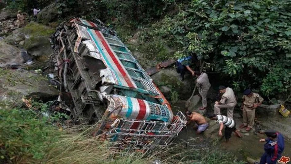 A horrific accident took place on GT Road in Rajganj police station area of Dhanbad district of Jharkhand today. The passenger