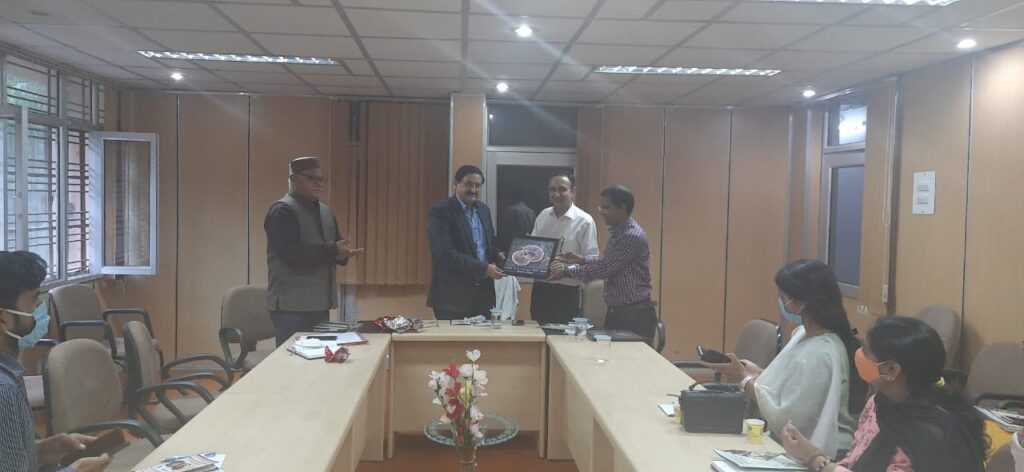डा0 अरविन्द बिजल्वाण एवं सहयोगी वैज्ञानिकों द्वारा लिखि किसानोपयोगी पुस्तिका ’औषधीय मशरुम गैनौडर्मा ल्यूसिडम के उत्पादन का हुआ विमोचन