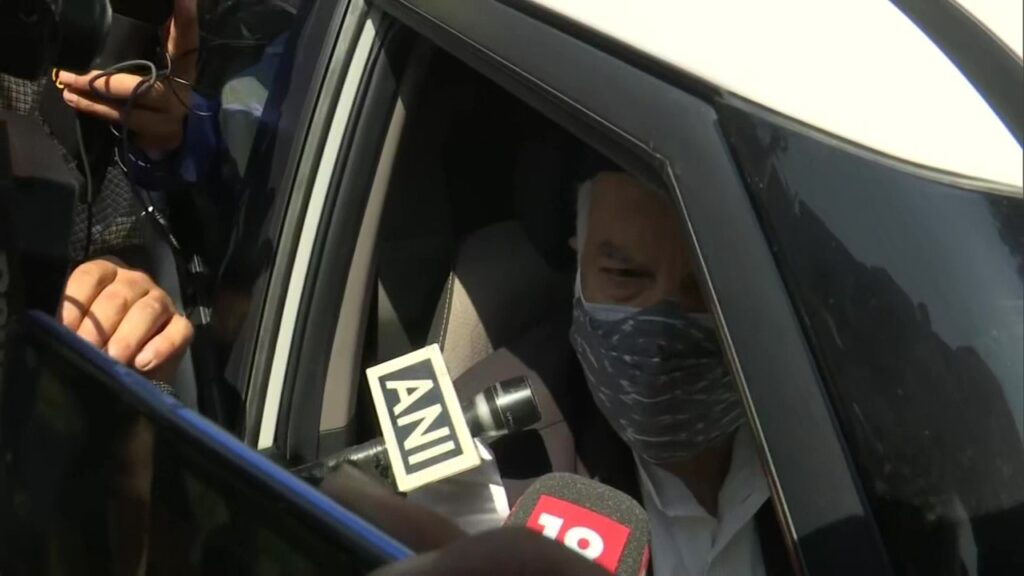 जम्मू-कश्मीर: पीएम मोदी की बैठक में शामिल होंगें गुपकर नेता, बोले- 370 पर समझौता नहीं On June 24, on the call of Prime Minister Narendra Modi, all the leaders of Jammu and Kashmir, who have got a call from the Center,