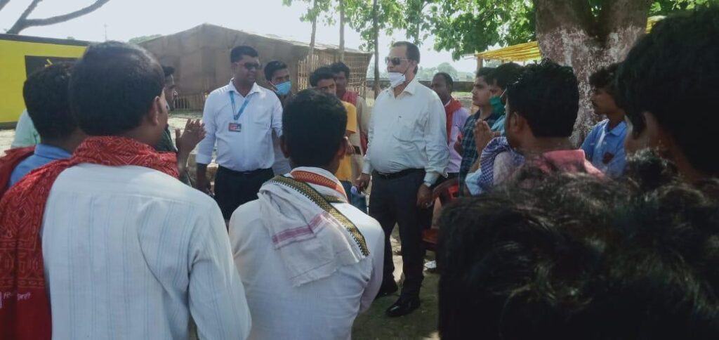 लौरिया में सब्जी व्यवसायियों से मिल स्थाई सब्जी मंडी हेतु अधिकारियों से निवेदन किया- एपी पाठक Ajay Prakash Pathak, former ADG, Government of India and founder of Babu Dham Trust, met the vegetable traders of Lauria