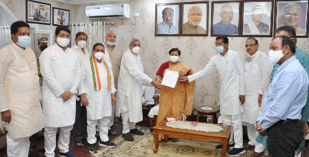 राज्यपाल को श्री मोहन मरकाम के नेतृत्व में प्रतिनिधिमण्डल ने ज्ञापन सौंपा A delegation led by MLA Mr. Mohan Markam presented a memorandum to Governor Ms. Anusuiya Uike at Raj Bhavan here today. In the memorandum, the delegation demanded to ensure one crore vaccinations per day and to provide universal free vaccination to every citizen of India.