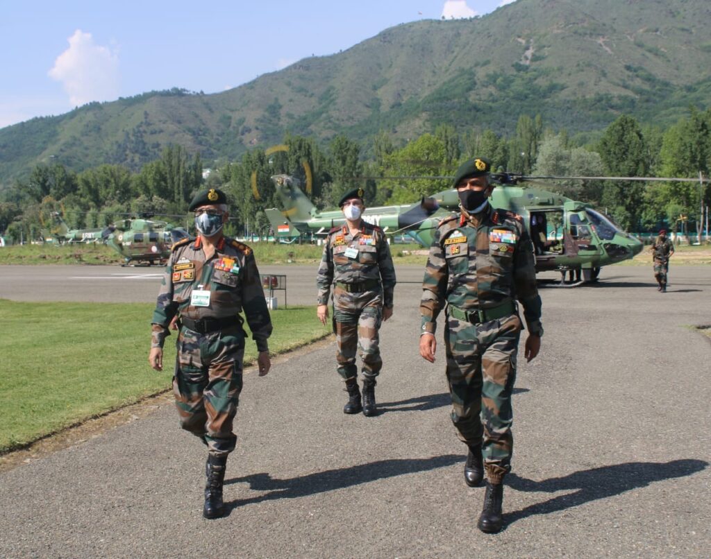 सेना प्रमुख ने कश्मीर घाटी में सुरक्षा की समीक्षा की Army Chief General MM Naravane is on a two-day visit to Kashmir to review the security situation.On reaching Srinagar,