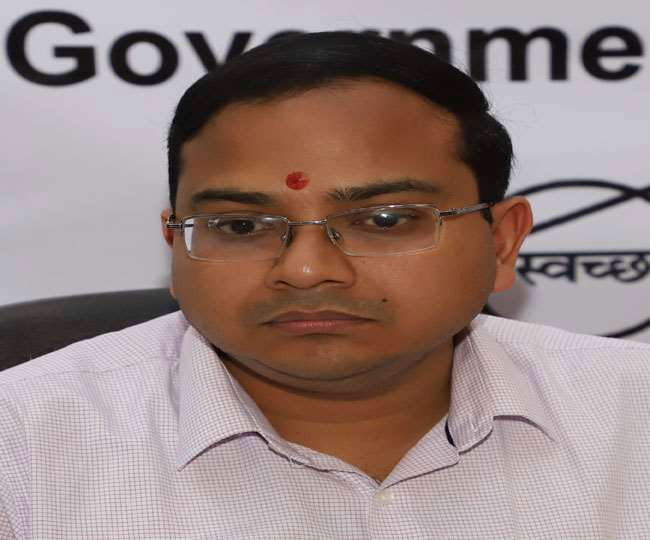 जिलाधिकारी डॉ0 आशीष कुमार श्रीवास्तव ने समस्त चिकित्साधिकारी संग की बैठक For the prevention and effective control ofCovid-19 infection, District Magistrate Dr. Ashish Kumar Srivastava gave necessary guidelines through videoconferencing while holding a virtual meeting with various nodal officers including the Chief Medical Officer, all the sub-district magistrates.